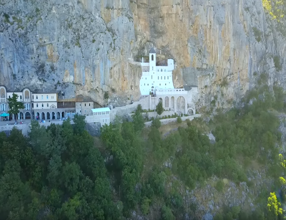 NOVI SKANDAL U CRNOJ GORI: Policija blokirala vernike da odu do manastira Ostrog